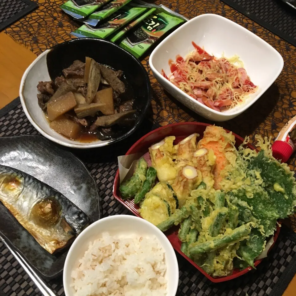 今日の夕ご飯*\(^o^)/*
お野菜天ぷら、ちくチー天ぷら
牛すじ大根、サバの塩焼き|Yuka Yasudaさん