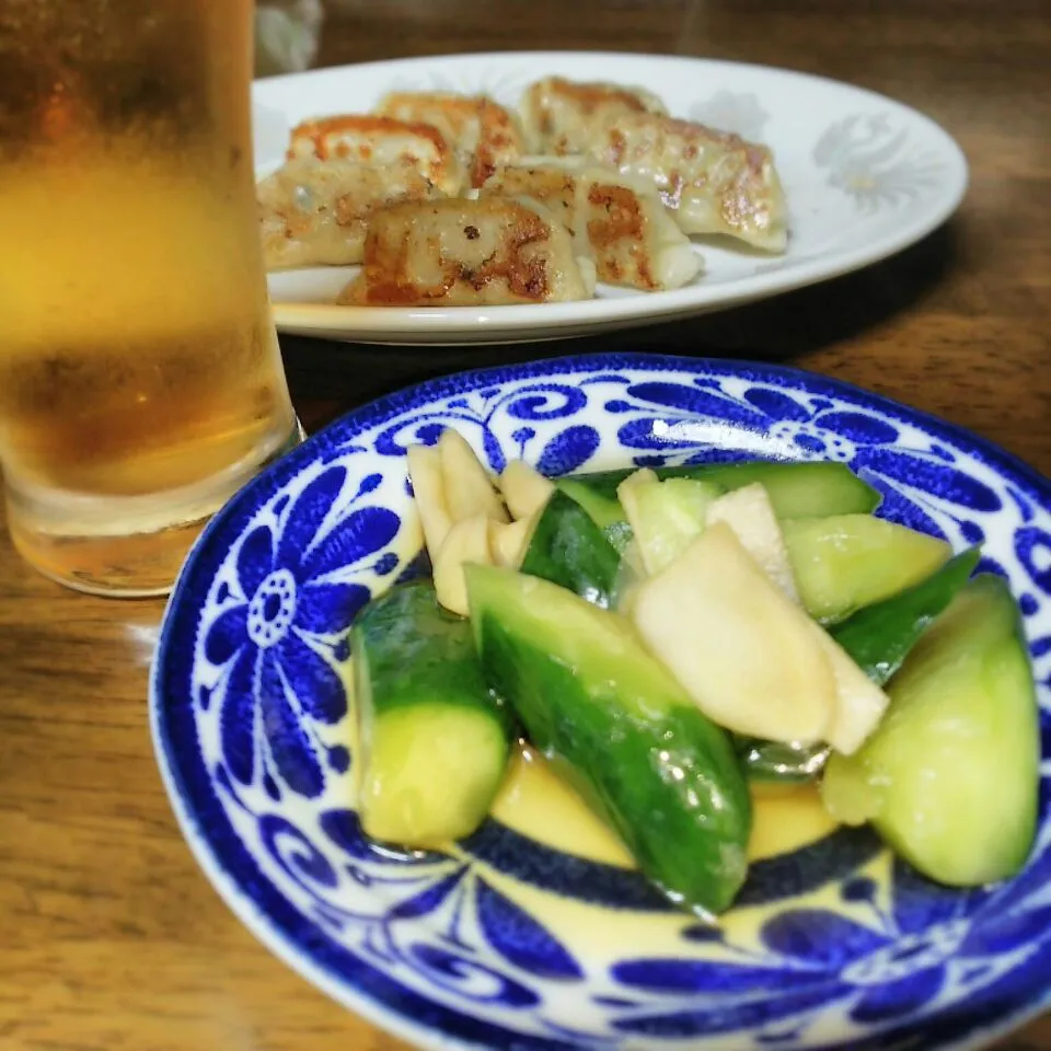 おつまみ～🍻
    きゅうりと生姜を甘酢＋ラー油に
     つけて二時間ほど冷蔵庫で冷やしたの
      
      きゅうりもだけど生姜がおいしい～|miimiさん