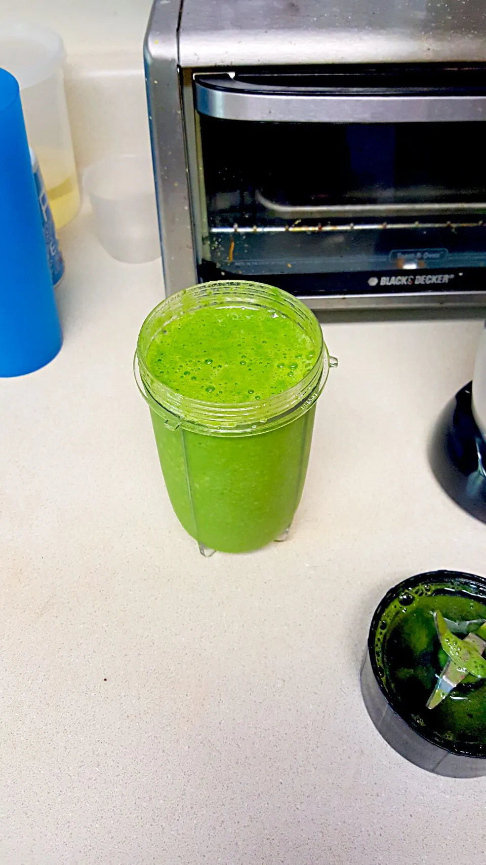 Spinach 🌱 banana 🍌 honey 🍯 smoothie.  Simple, delicious. 😋|Alonsealさん