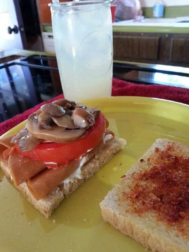 "Bologna " tomato,marinated mushrooms  spicy sandwich.|Polly Gelfusoさん