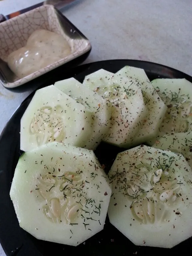 cucumbers with dash salt, pepper, and dill with creamy ranch dressing to dip.|Polly Gelfusoさん