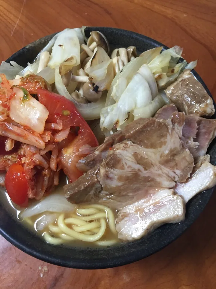 Snapdishの料理写真:漢の朝から豚骨醤油ラーメン自家製トマトキムチと自家製肩ロースチャーシューのせ|Koutarou Matsuuraさん