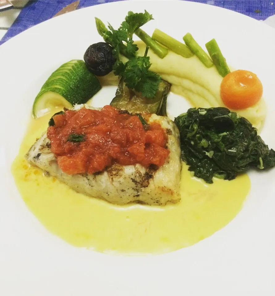 Snapdishの料理写真:grilled sea bass with mashed potatoes and spinach|Doahna Bさん