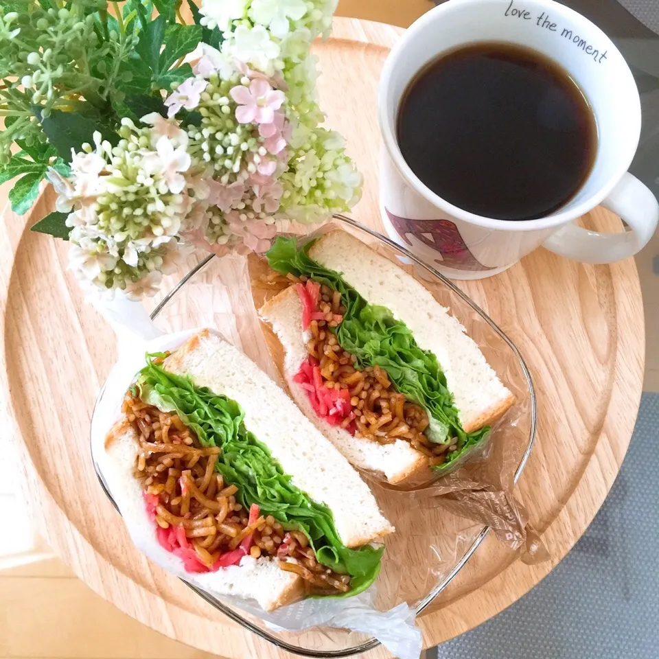 Snapdishの料理写真:8/28❤︎おたふくソース焼きそば❤︎amoサンド|Makinsさん