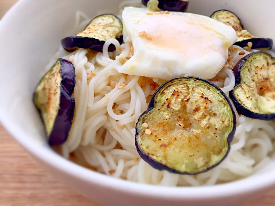 茄子と温玉のそうめん 🍆|はむたろうさん