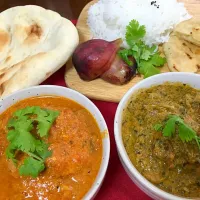 Snapdishの料理写真:バターチキンカレーとほうれん草カレー。クルチャとナンとバスマティライス。Chicken curry & Spinach curry!!! Naan, rice & Kulcha.