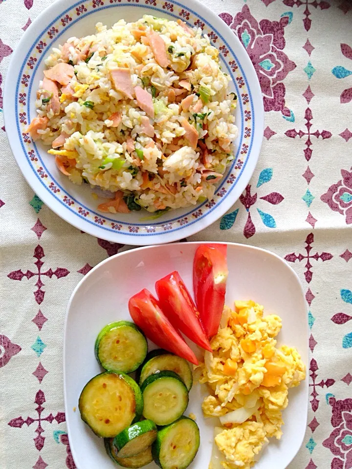 鮭チャーハン
ズッキーニのにんにく醤油炒め|うさ(・∞・)みんさん