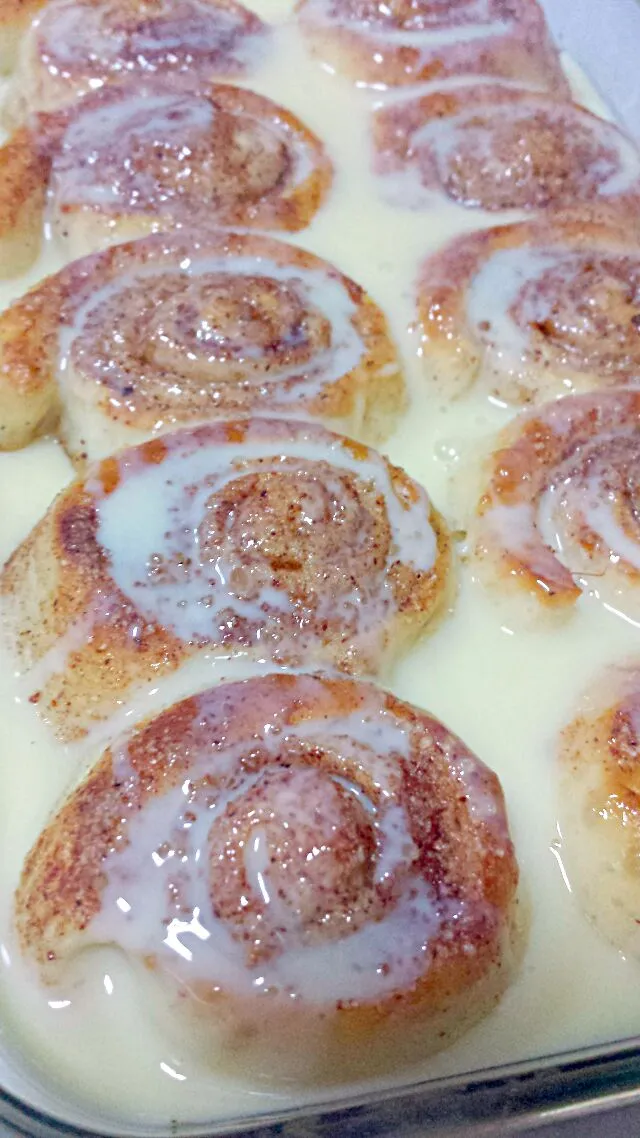 Snapdishの料理写真:Cinnabon cinnamon roll buns|Sofie's Kitchenさん