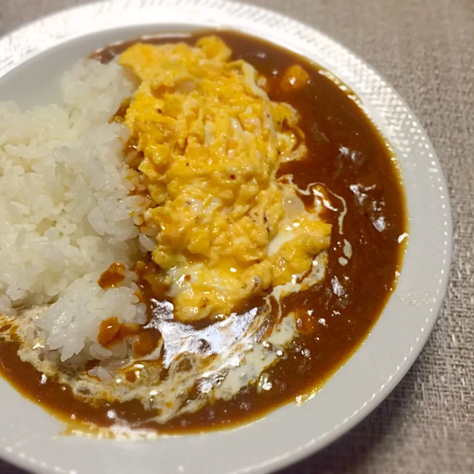 Snapdishの料理写真:レトルトカレーアレンジ！オムカレー♥生クリーム＋！|いず⋈ + ゜さん