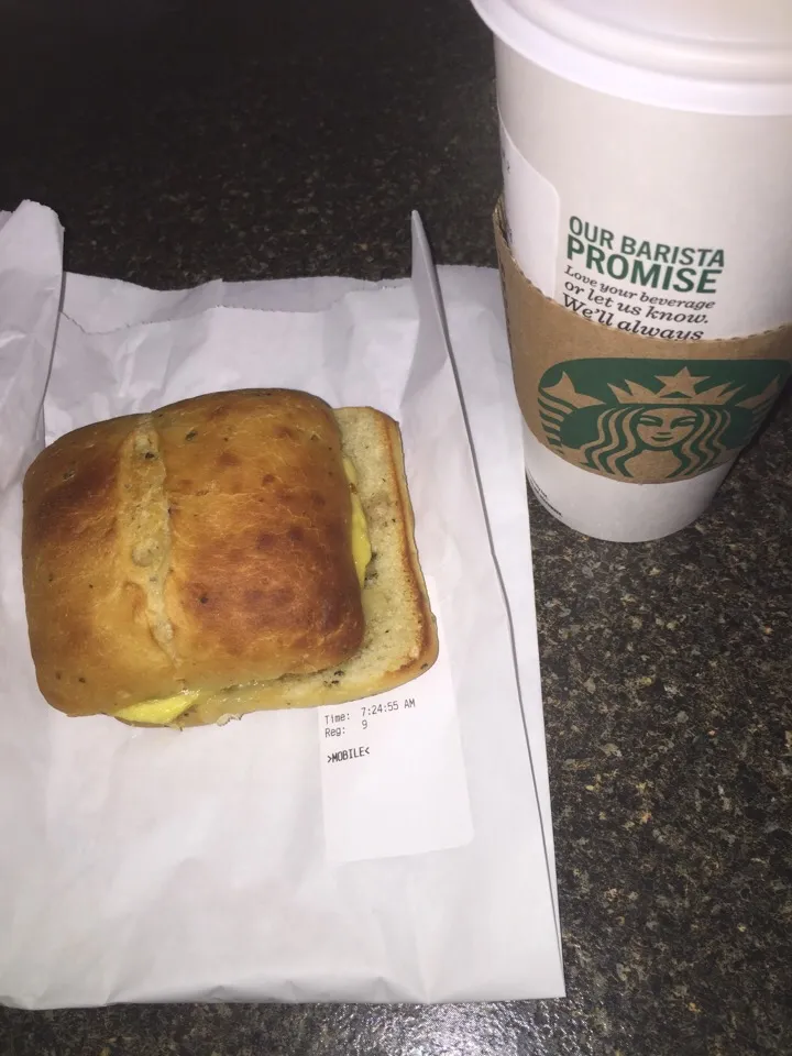 Venti white chocolate mocha coffee & trying a new breakfast sandwich Spicy Chorizo, Monterey Jack & Egg sandwich|Richard Thompsonさん