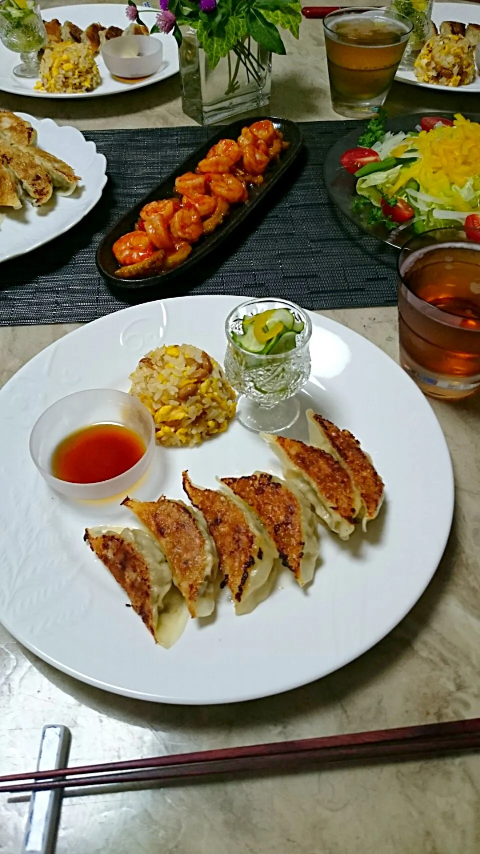 Snapdishの料理写真:♥紫蘇入り餃子・海老とゴーヤのチリソース炒め・納豆炒飯・胡瓜の酢の物・サラダ♥|rii-kitchenさん