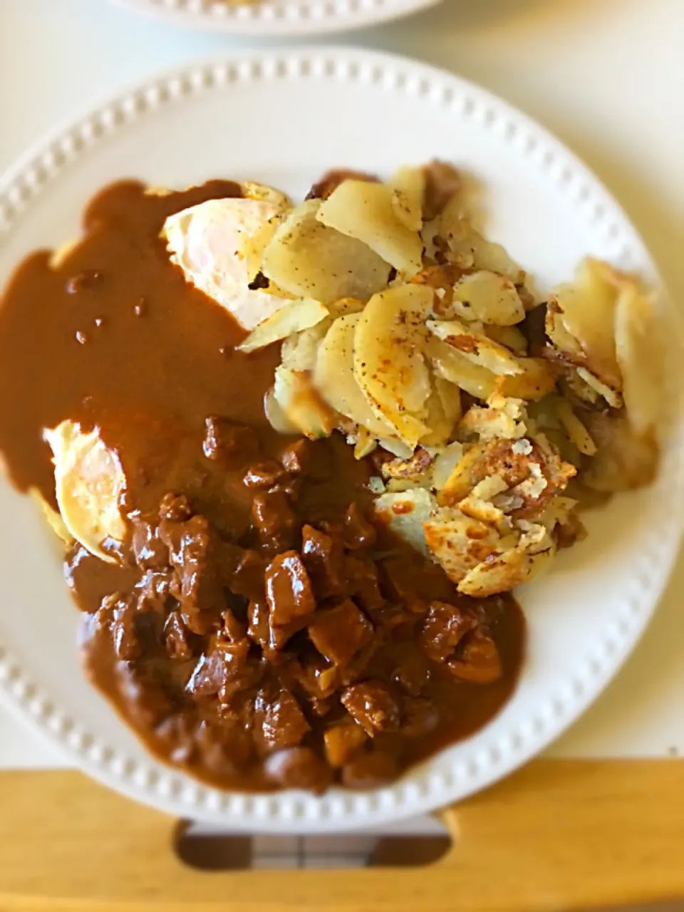 Breakfast, chile Colorado, fried potatoes and over medium eggs. Served with tortillas and coffee.|Garthoneさん