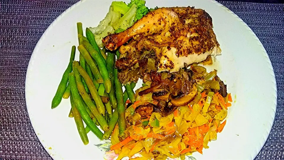 Mushroom Stuffed Cornish Hen with Sauteed Cabbage and Carrots, Steamed Green Beans, Baked Broccoli and Cauliflower.|Juan Simmsさん