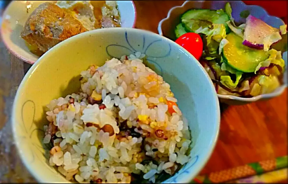 16' 8/29 朝ごはん☀
雑穀米🍚 煮豚＆味卵🐷 サラダ🌿|メイメイda.さん