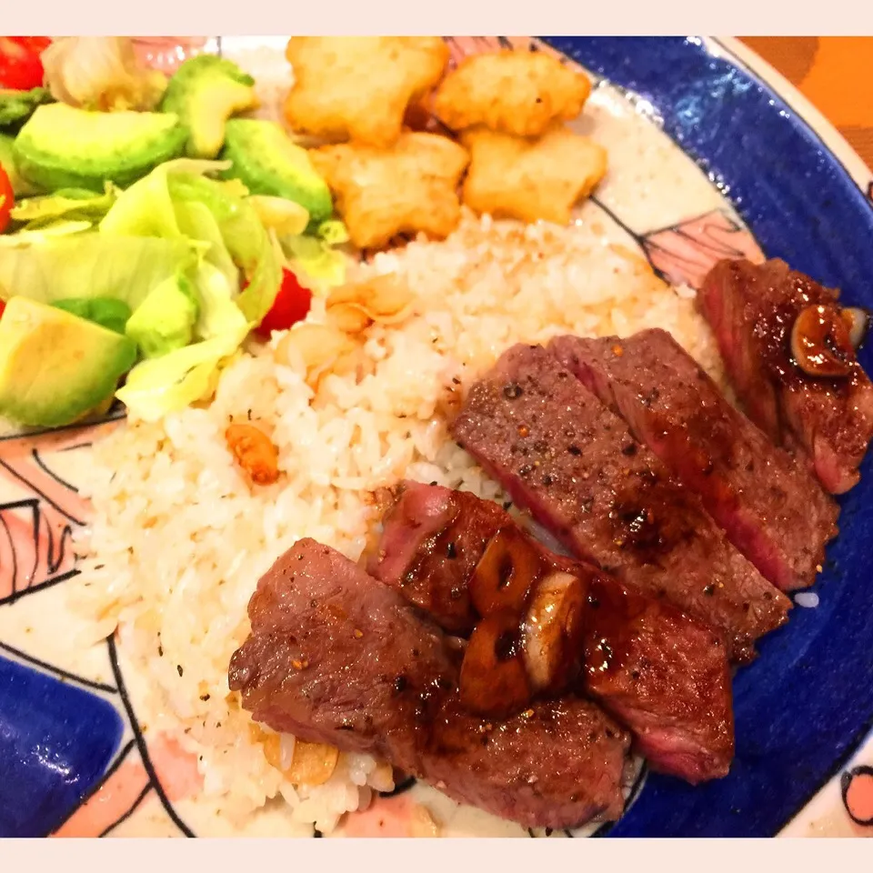 ワイン飲みながら、ザブトンをステーキに 🍽

ガーリックライスの上に乗せてワンプレートディナー
雑な盛り付けで失礼しますT^T|lazy104さん