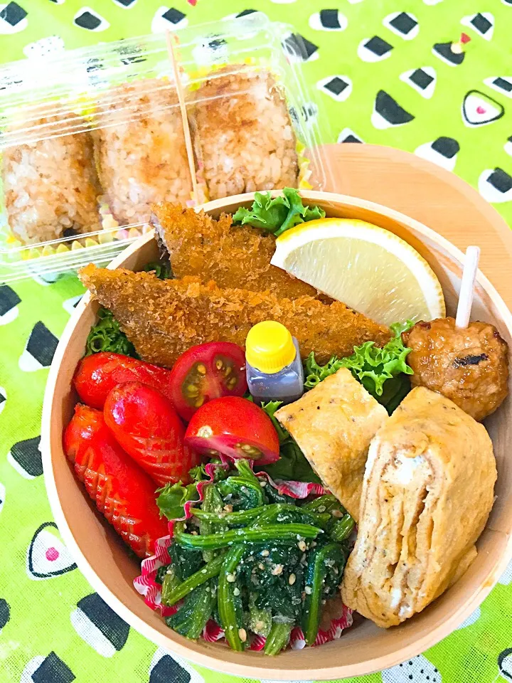 🍙おかかチーズ焼おにぎり
🍙さんまフライ
🍙ミニトマト、レモン
🍙卵焼き
🍙赤ウインナー
🍙つくね
🍙ほうれん草の胡麻和え|pindoraさん