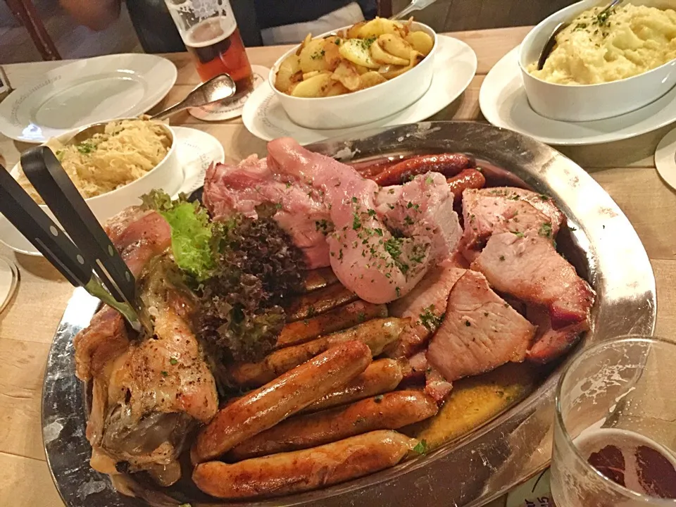 Snapdishの料理写真:いきなりドイツ肉満載のプレートをこのお店のアルトビールと共に。コラーゲンぷるぷる。|たけうちさん