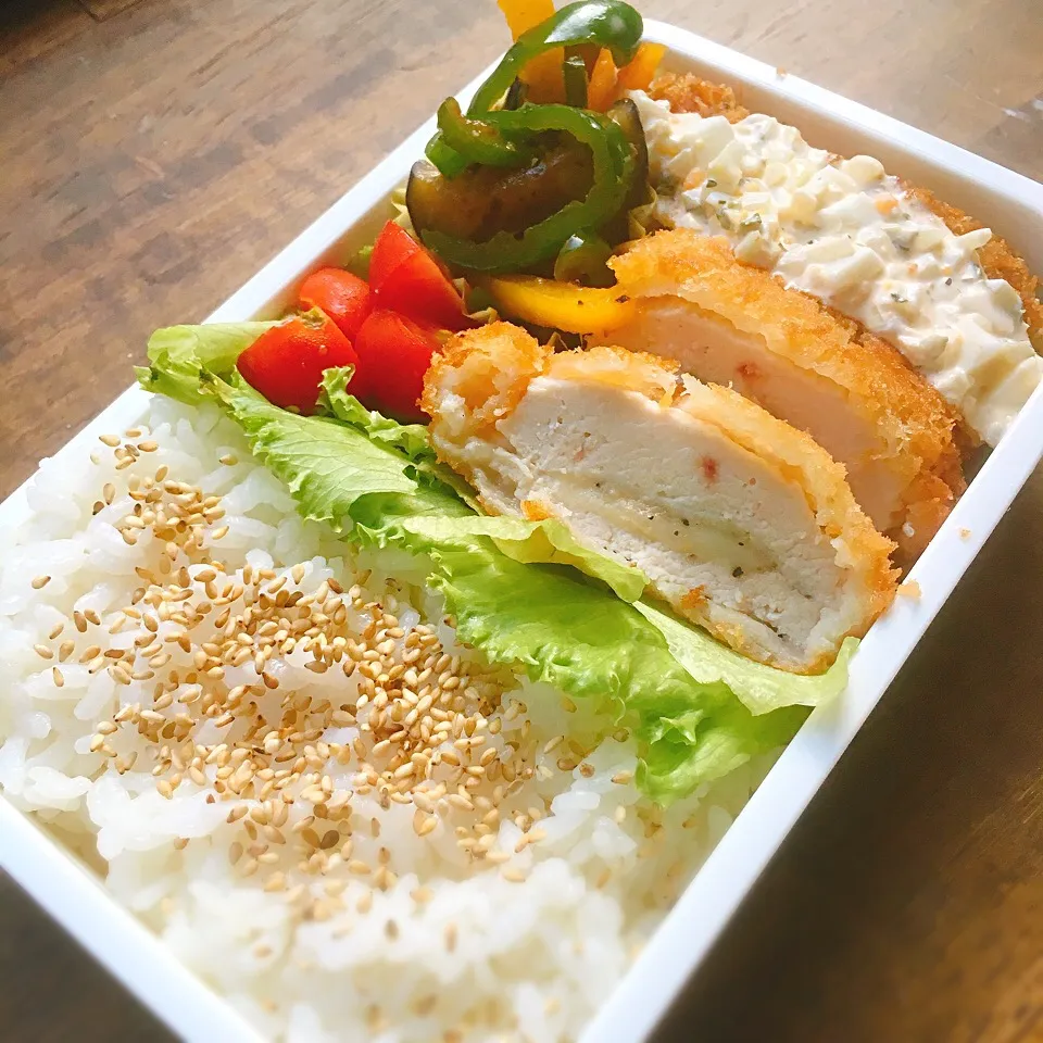 今日のお弁当
・チーズチキンカツ
・鮭フライのタルタルソースがけ
・ナスとピーマン、パプリ
     ラタトゥイユ風|akiさん