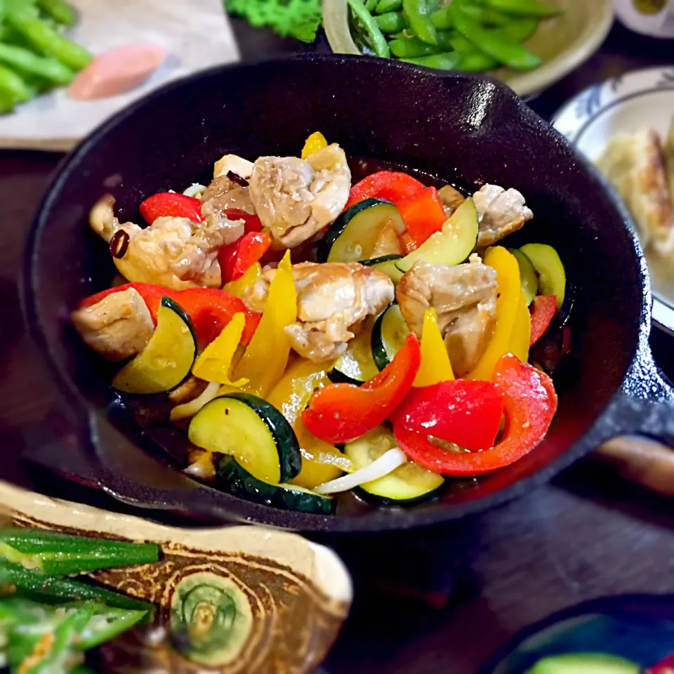 冷蔵庫の余り夏野菜とチキンのスキレット料理♫•*¨*•.¸¸♪|シロンさん