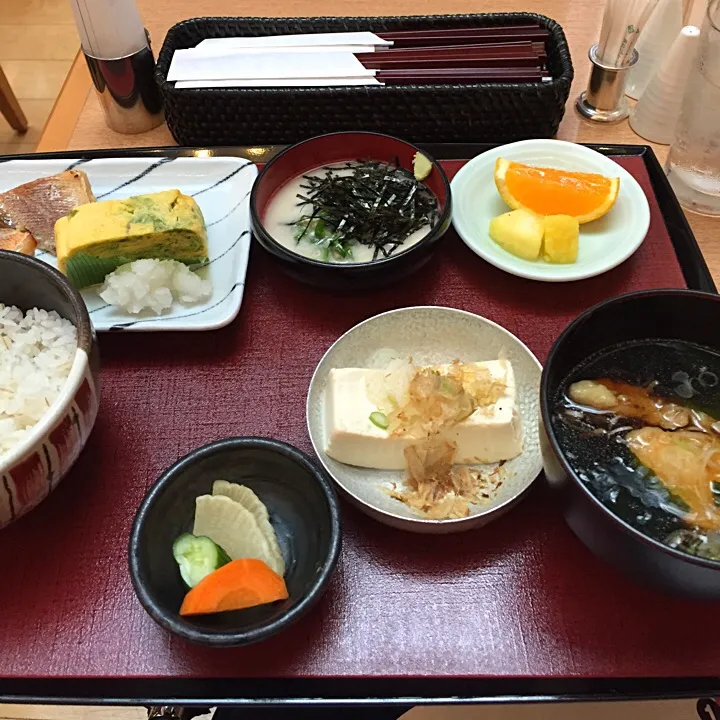 麦御飯とトロロ/赤魚粕焼きあおさ出汁巻き/冷奴/野菜天そば|山内博之さん