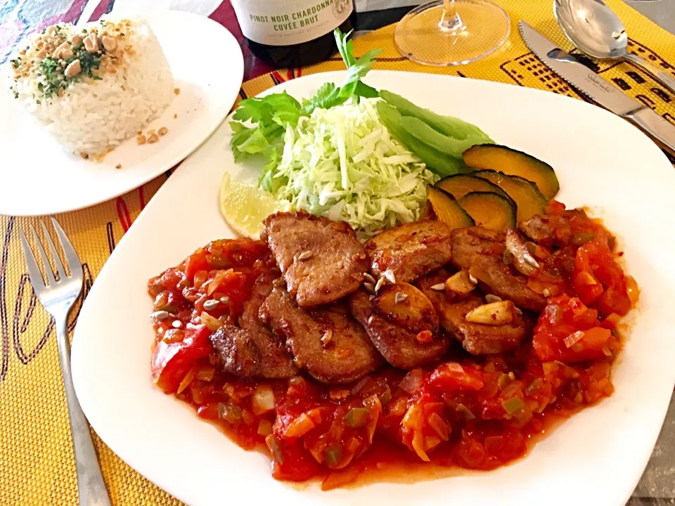 生トマトとプチプチ野菜のポークチャップ🍅（ガーリックステーキのフレッシュとまとソース）|ふかرさん