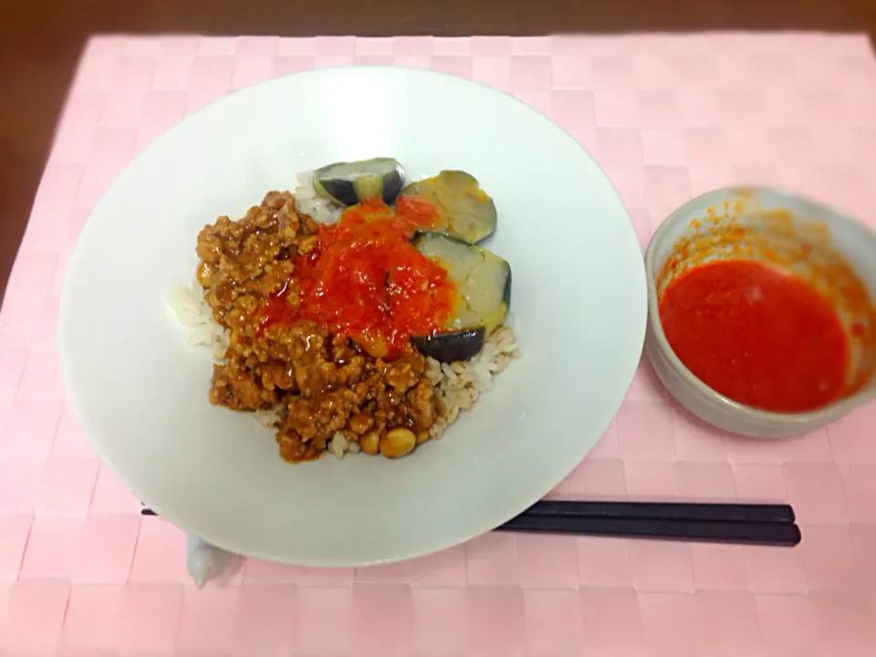 茄子とひき肉のトマトラー油丼|たもんさん