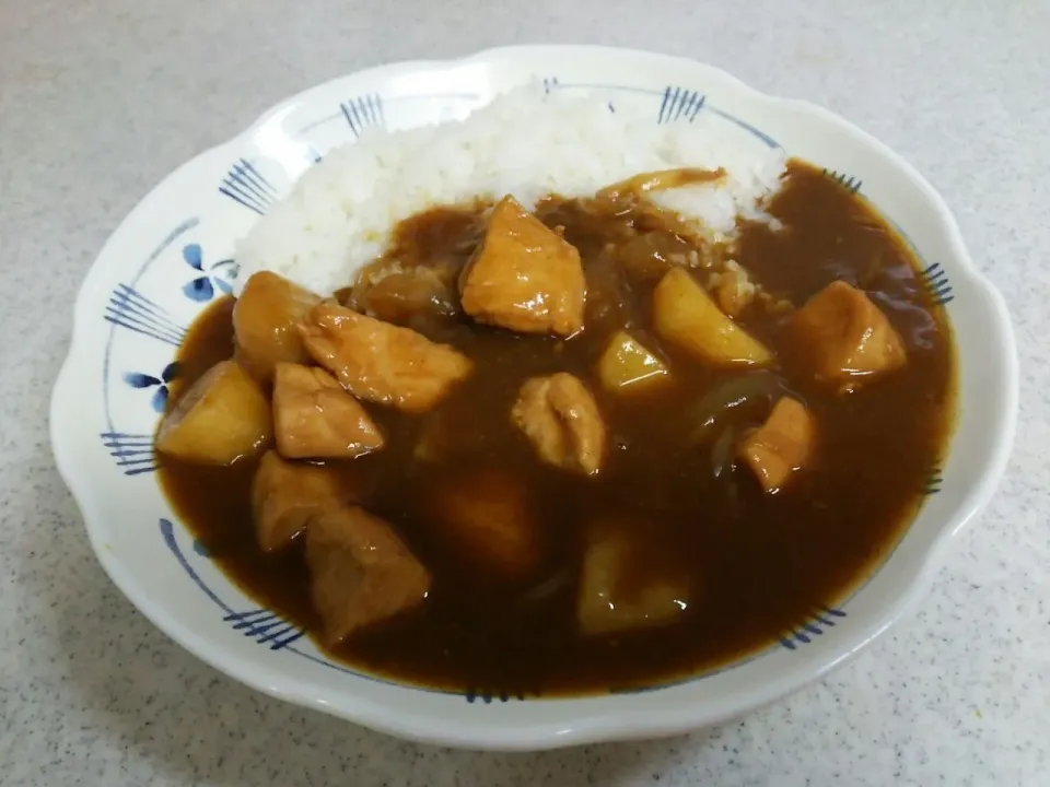 むね肉の辛口チキンカレー🍛
具がゴロゴロ
シナモンを入れていい香り♪|kamekameさん