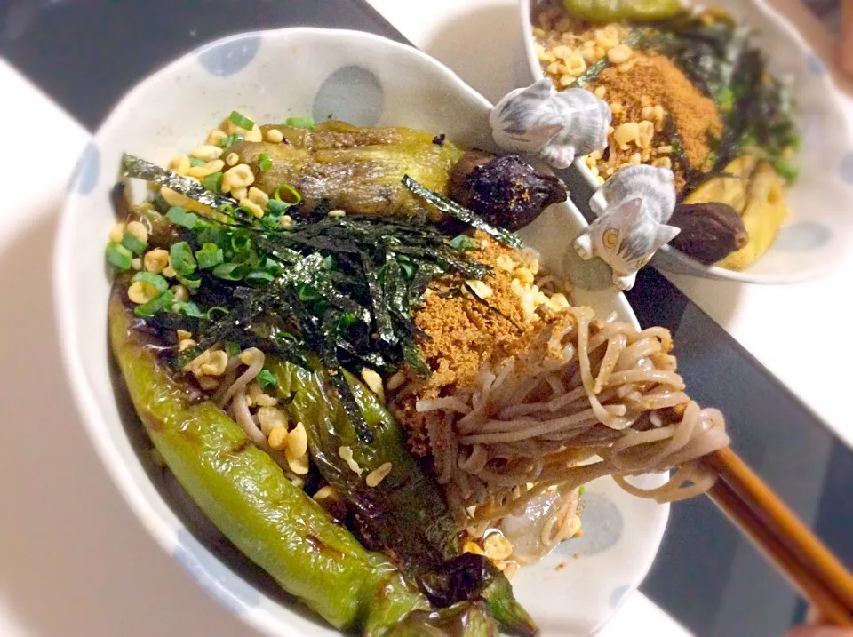 ナスの焼き浸しと焼き万願寺とうがらしの 冷やし ぶっかけ蕎麦  煎りたてのすりゴマをたっぷりで|Takeshi  Nagakiさん