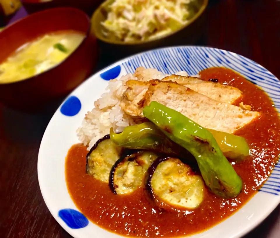 晩ごはん  本日はカレーの日。タンドリー鶏むねとグリル野菜|砂雪さん