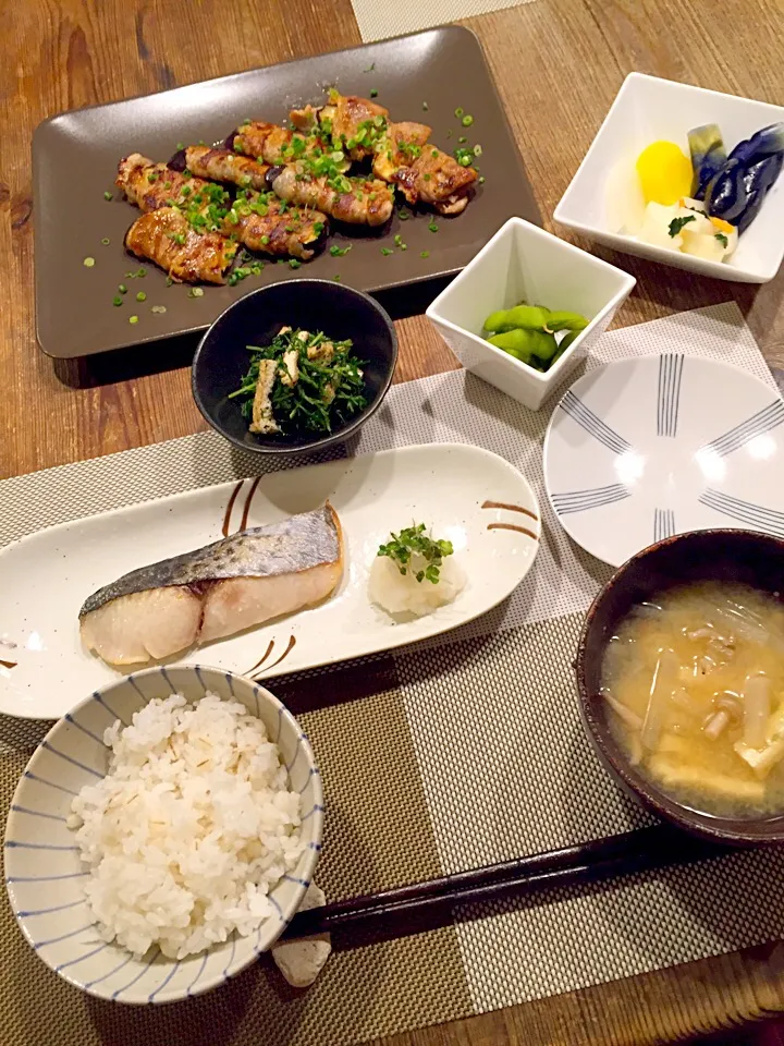 今日は、和食メニュー🍚鰆の塩焼き🐟ナスの豚バラ巻き焼き、オカヒジキと油揚げの黒胡麻和え🌿お漬物、残り物枝豆、大根としめじ、油揚げのお味噌汁💛|まみりんごさん