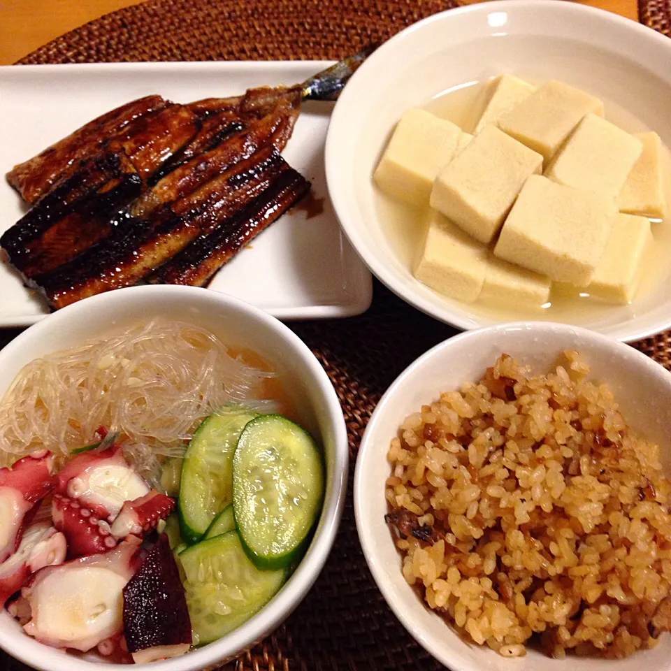 穴子とサンマの蒲焼き、
タコと春雨の酢の物、高野豆腐の煮物
松茸ご飯。|chacoさん