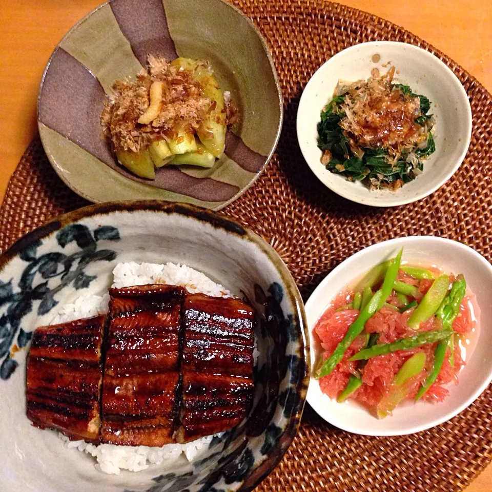 うな丼、焼きなす、
モロヘイヤのおひたし
アスパラとピングレのサラダ|chacoさん