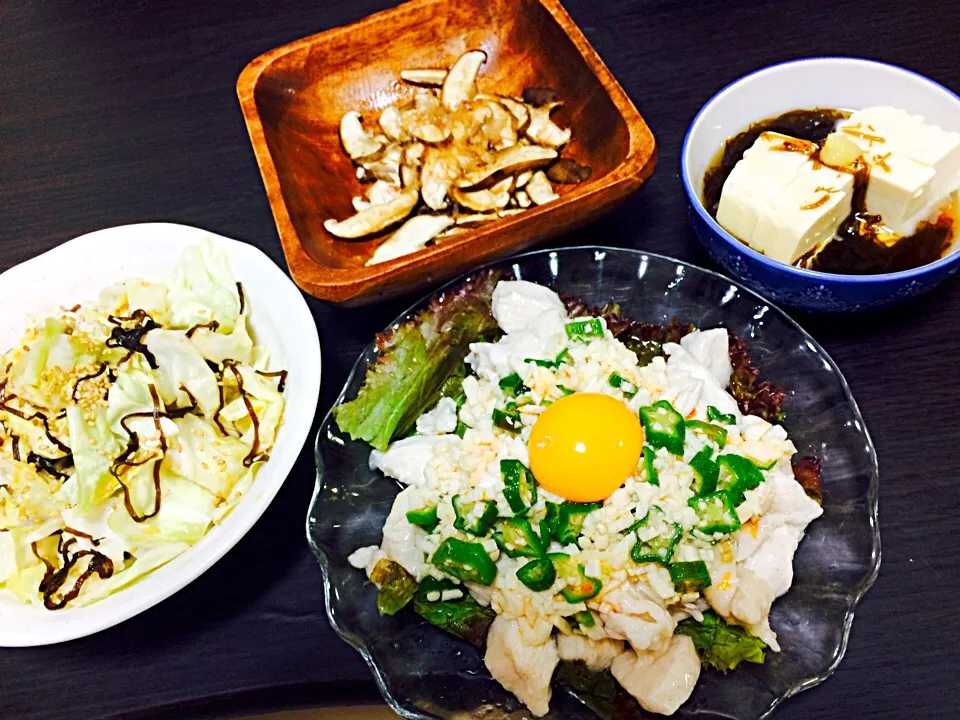 水晶鶏の山芋オクラユッケ風、塩昆布キャベツ、もずく豆腐、椎茸の黒胡椒蒸し|shioriさん