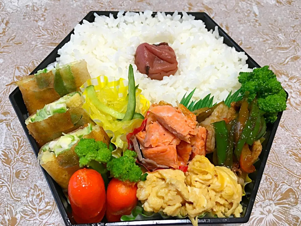 Snapdishの料理写真:火曜日のがっつり息子弁当～♪
⚫チーズ、オクラ春巻き⚫スクランブルエッグ⚫焼肉⚫シャケの塩焼き⚫ウインナー⚫ブロッコリー⚫金糸瓜の酢の物⚫   自家製梅干～♪|37(*ˊ˘ˋ*)♪さん