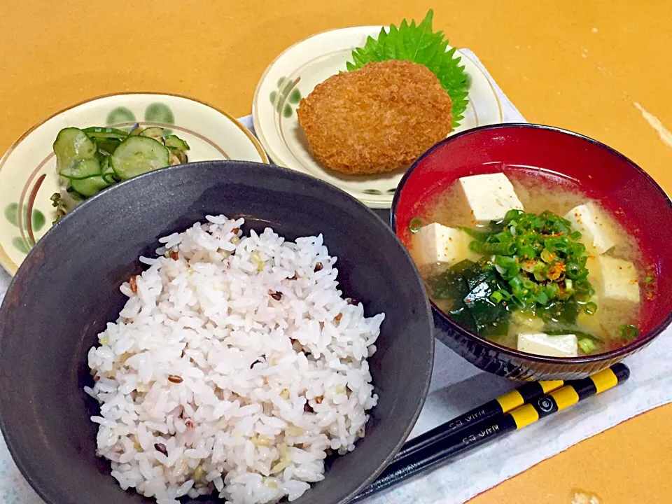 今日の朝食!  (^-^)
コロッケ、浅漬け、雑穀米のご飯、豆腐とワカメの味噌汁!  (^-^)/|Kei Satoさん