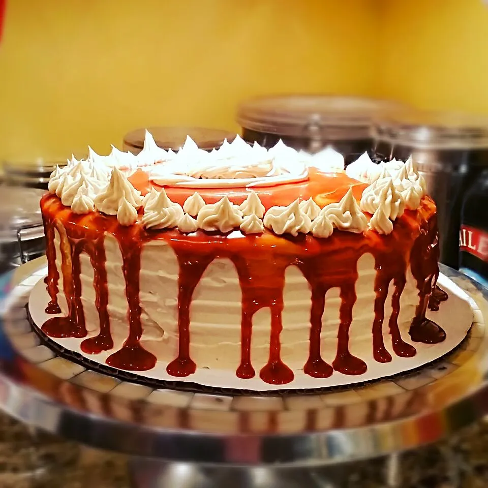 I made this Vanilla caramel cake for a party at work.  I hope everybody likes homemade caramel sauce 😋!|Jihollandさん