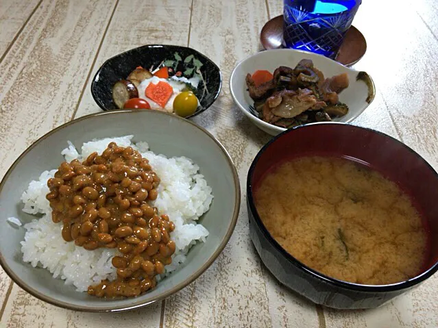 今日の男飯(⌒-⌒; )朝ごはんバージョン♫納豆&味噌汁&ピクルス&煮物♫|ひーちゃんさん