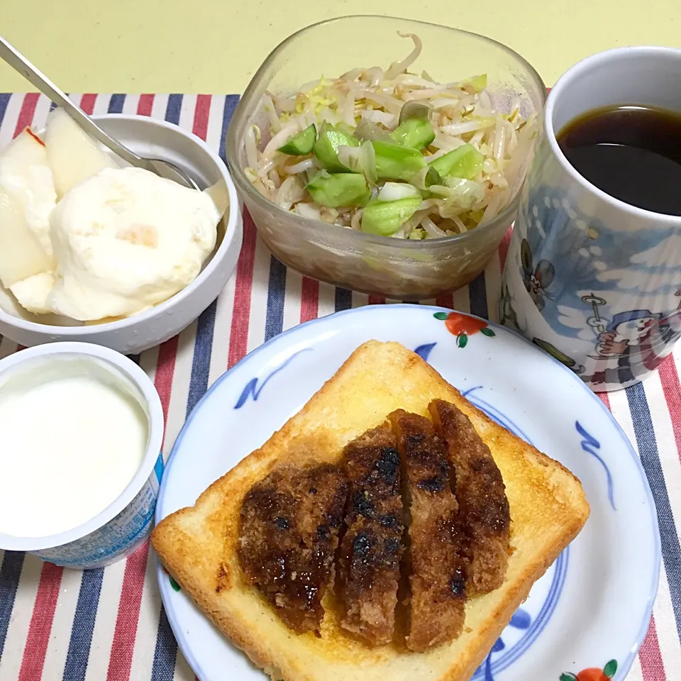 カツサンド
胡瓜もやしサラダ
洋梨とヨーグルト|Noriyuki Saitoさん