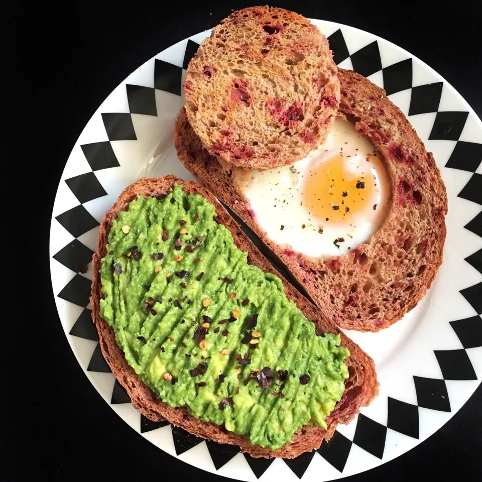 Avocado toast, egg-in-a-hole toast|coxiella24さん