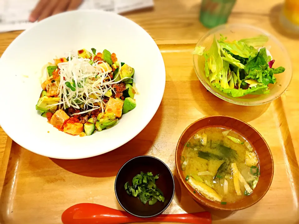 サーモンとアボカドとイクラ丼|ヒロヒロさん