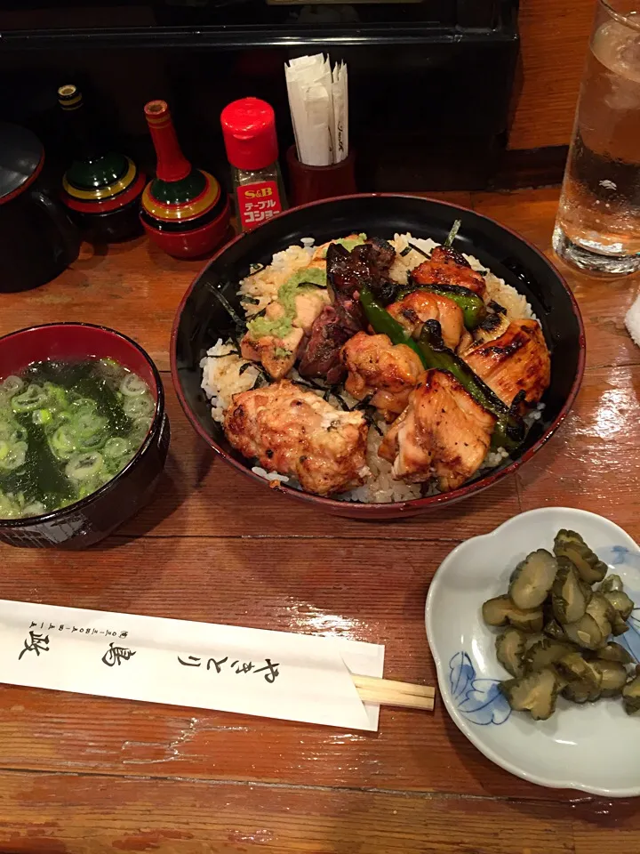 Snapdishの料理写真:青山 鳥政の焼き鳥丼。大ぶりの串が5種類。大満足。|MORiさん