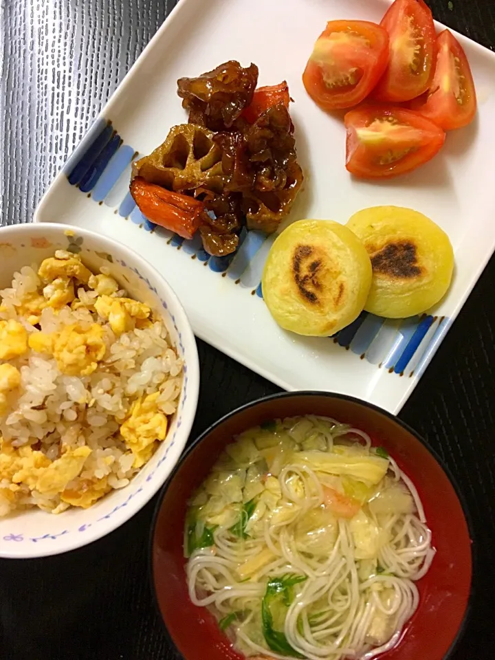 カリカリ豚とレンコンの甘辛煮、チーズ芋もち、トマト、にゅうめん、玉子とかつおの混ぜご飯

#ムスメご飯|mossan＠OSAKAさん