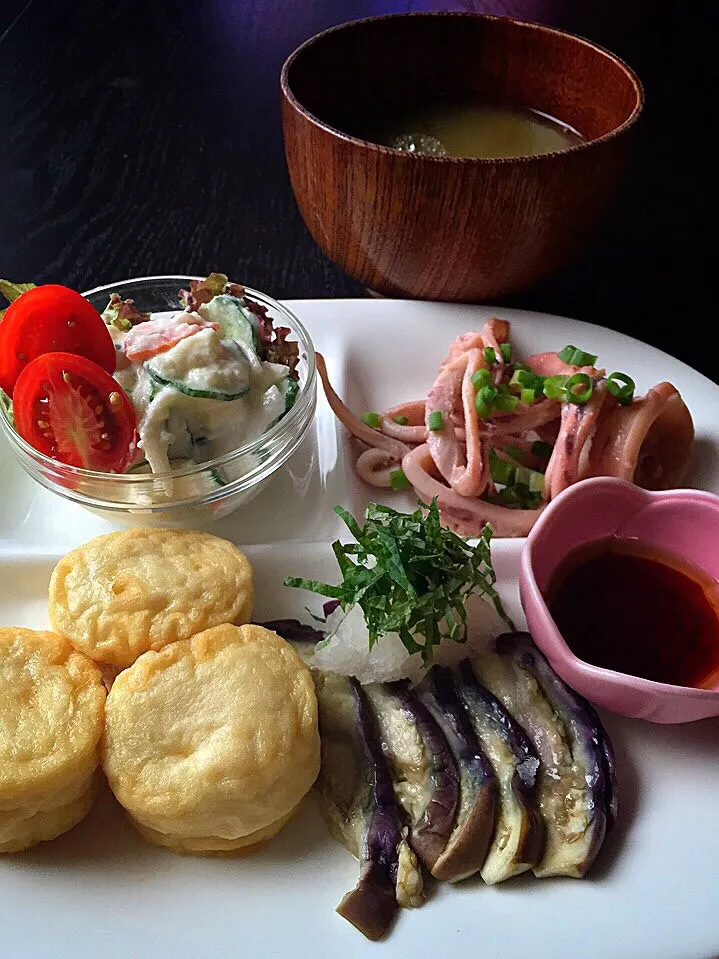 Snapdishの料理写真:⭐️お豆腐揚げと蒸し茄子の胡麻ポン酢
⭐️イカのオイマヨ炒め
⭐️ポテトサラダ
⭐️めかぶの味噌汁|よっちぃさん