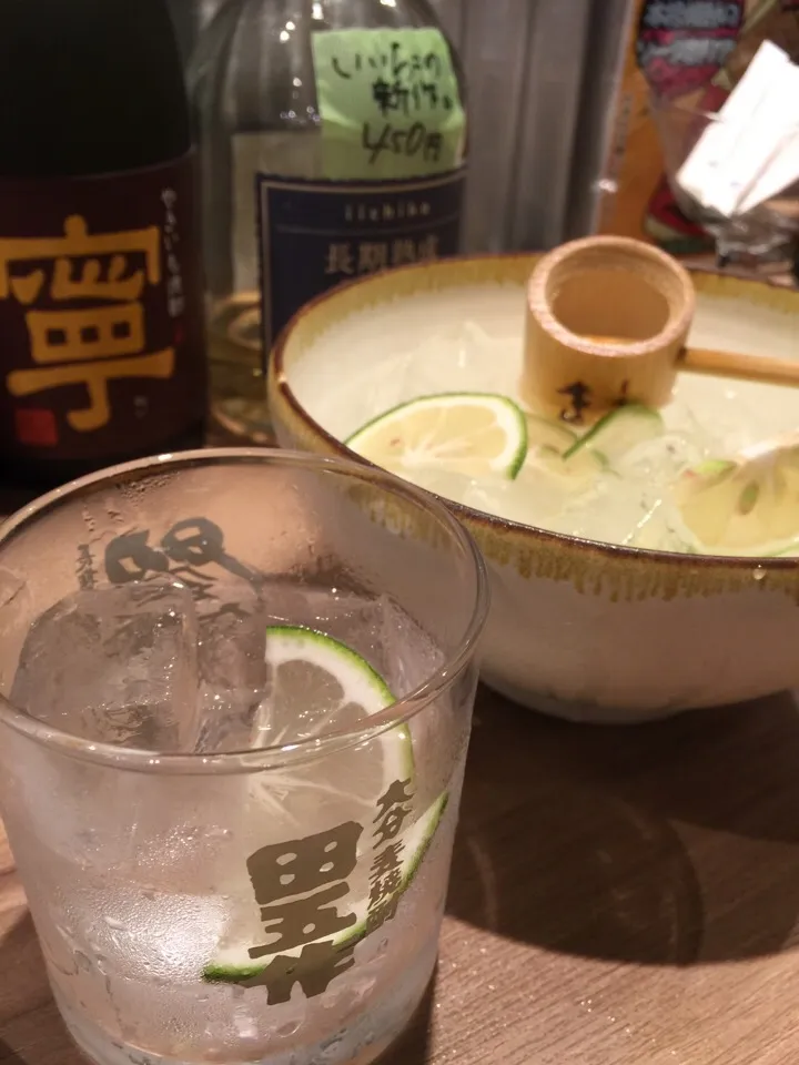 Snapdishの料理写真:かぼすぼうる(麦焼酎ロックにかぼすたっぷり)|hiroさん