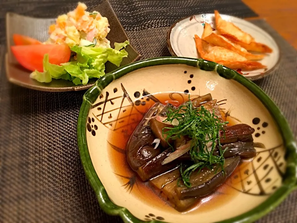 ナスの煮浸し🍆
ポテトサラダ🍅
エビと玉ねぎのワンタン皮包み❤️|あやみっきーさん