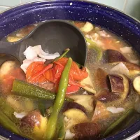 Snapdishの料理写真:フィリピンのスープ😋     私のオリジナル         🍀シニガンのスープ🍀         sinigan soup     レモン汁と味覇とナンプラーで    味を作っています。♪( ´▽｀)     沢山のお野菜が嬉しい✨野菜の出汁たっぷり✨🙆|Maria Carlota Manioさん