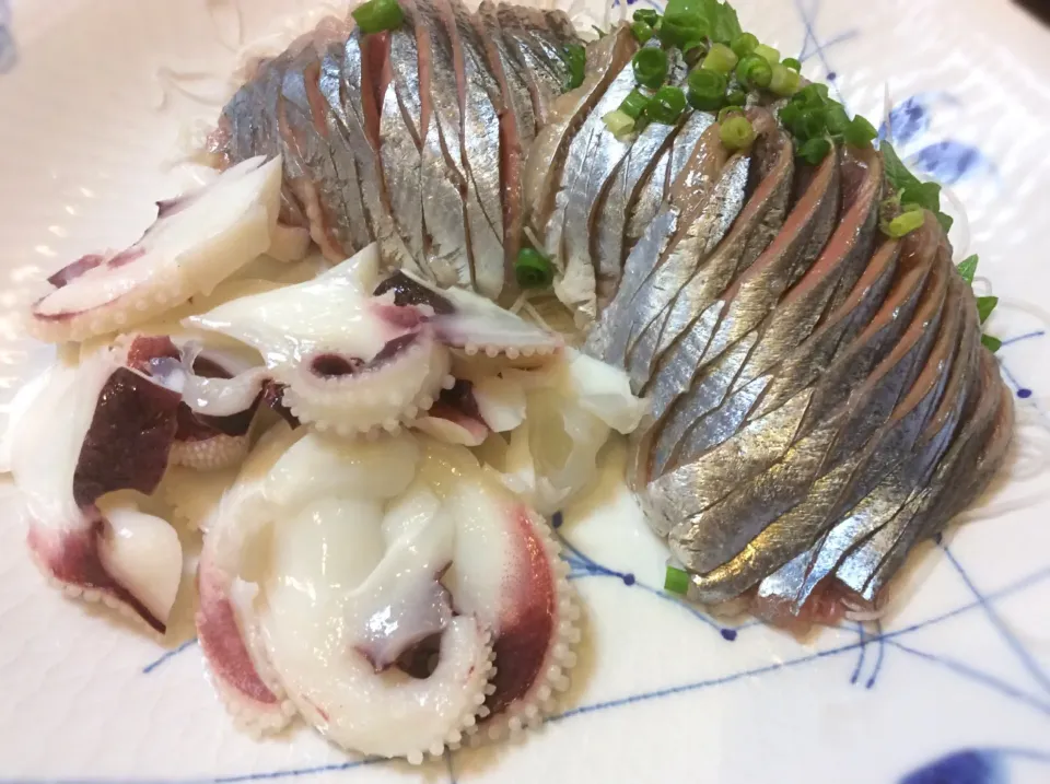 ゲソと秋刀魚のお刺身🐟😋|アライさんさん