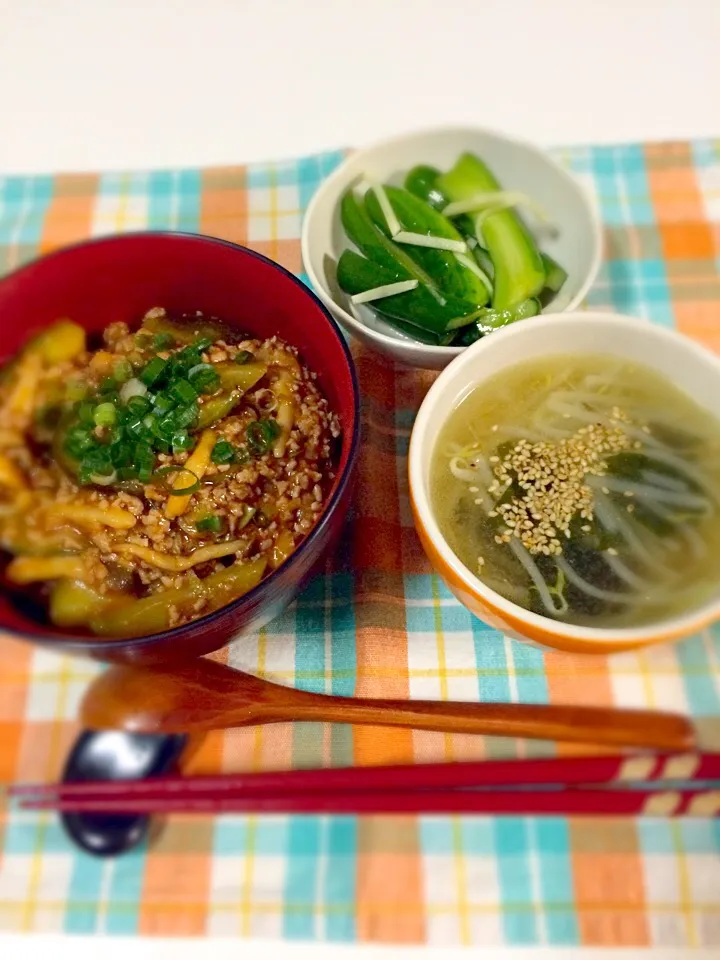 ・麻婆茄子丼
・キュウリの漬物
・モヤシとワカメの中華スープ|chocolatさん