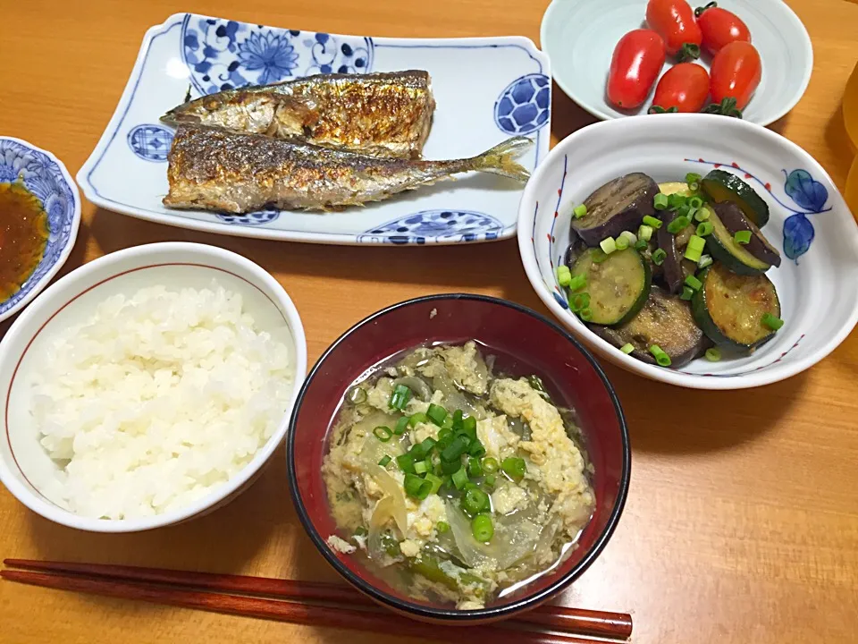 さんまの塩焼きとなすとズッキーニのアンチョビ炒めと卵とじスープ|こりまんさん