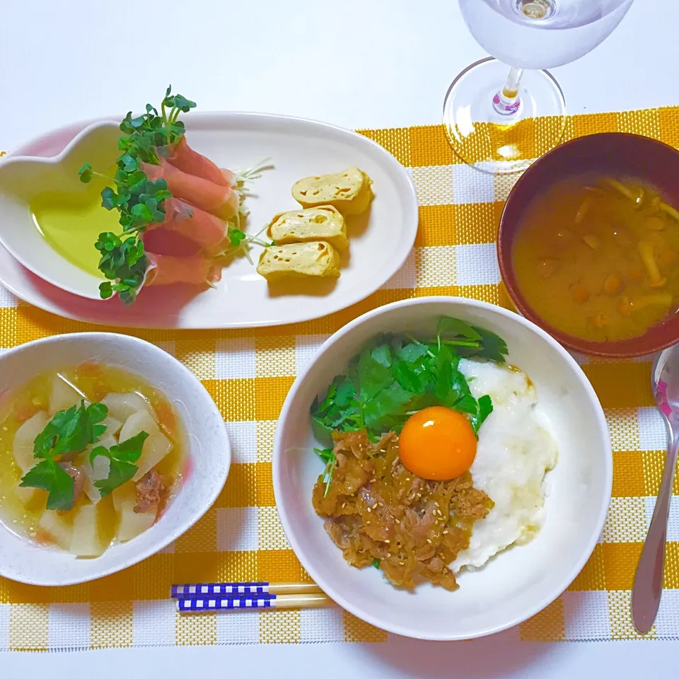 牛しぐれ煮とろろ丼
牛スジ煮
味噌汁
卵焼き
生ハムかいわれ|aielさん